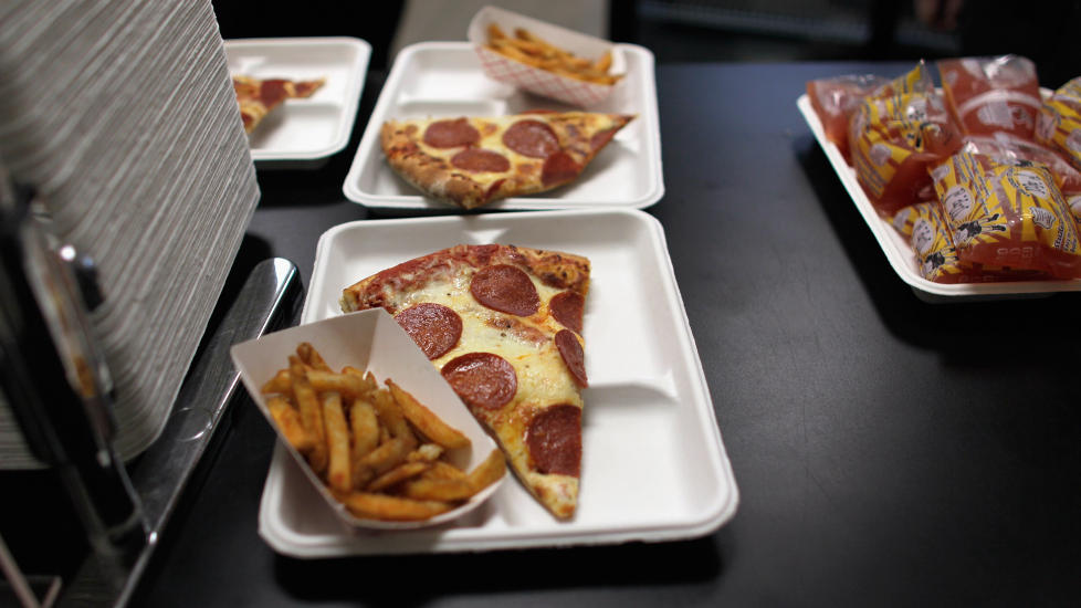 PIZZAVILLE TILSTANDER:  Det amerikanske landbruksdepartementet og Obama-administrasjonen ville fjerne fastfood-maten fra de amerikanske skolekantinene. Det nekter n� Kongressen, etter press fra produsentene. Foto: JOE RAEDLE / GETTY IMAGES / AFP