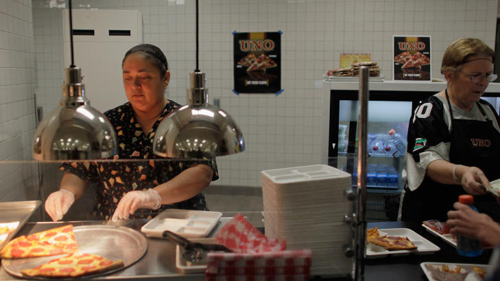 PIZZA, EN GR�NNSAK?:  Kongressen mener at de to spiseskjeene med tomatpur� p� hver pizza kvalifiserer til � telle som en gr�nnsak, og derfor telle som �n av de fem gr�nnsakene som er anbefalt om dagen. Foto: JOE RAEDLE / GETTY IMAGES / AFP