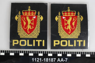 KLISTREMERKER: Disse emblemene skal Breivik har skannet inn og printet ut. De ble klistret på skuldrene av den svarte overdelen han brukte i regjeringskvartalet og på Utøya. Foto: Politiet KLISTREMERKER: Disse emblemene skal Breivik har skannet inn og printet ut. De ble klistret på skuldrene av den svarte overdelen han brukte i regjeringskvartalet og på Utøya. Foto: Politiet