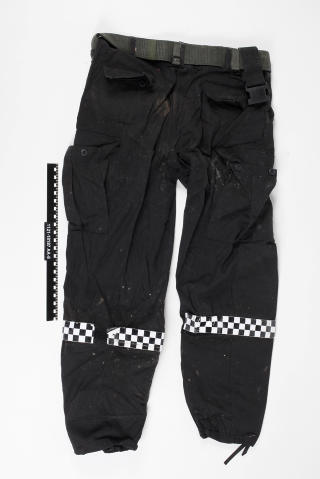 HJEMMELAGET II: Denne buksa ble brukt av Breivik i regjeringskvartalet og på Utøya. På beina har han klistret et rutemønster for at det skal se ut som del av en slags politiuniform. Foto: Politiet HJEMMELAGET II: Denne buksa ble brukt av Breivik i regjeringskvartalet og på Utøya. På beina har han klistret et rutemønster for at det skal se ut som del av en slags politiuniform. Foto: Politiet