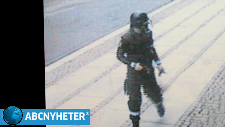 FALSK POLITI: Anders Behring Breivik forlater her regjeringskvartalet 22. juli etter å ha plassert bomba og tent lunta. På seg har han en hjemmelaget uniform med politiemblem på skuldrene. Foto: ABC Nyheter FALSK POLITI: Anders Behring Breivik forlater her regjeringskvartalet 22. juli etter å ha plassert bomba og tent lunta. På seg har han en hjemmelaget uniform med politiemblem på skuldrene. Foto: ABC Nyheter