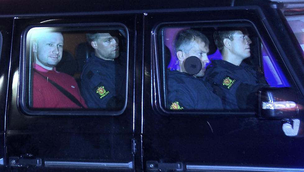 MILLIMETERE FRA � BLI SKUTT: Anders Behring Breivik fraktes her av tjenestemenn fra beredskapstroppen Delta fra Oslo tinghus etter et fengslingsm�te. Delta var n�r ved � skyte Breivik p� Ut�ya. Foto: �istein Norum Monsen / DAGBLADET