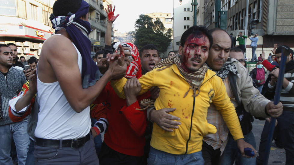 KAMPENE FORTSETTER: Med gummikuler og t�regass fortsatte det egyptiske oppr�rspolitiet � angripe demonstrantene som flere ganger i l�pet av dagen har fors�kt � gjeninnta Tahrirplassen. N� er flere hundre s�ret i kampene. Foto: AP Photo/Khalil Hamra