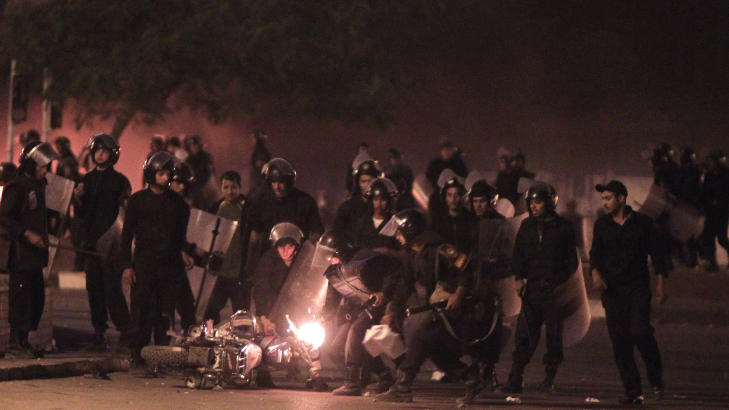 OPPR�RSPOLITI: Egyptisk oppr�rspoliti tenner p� en motorsykkel under sammenst�t med demonstranter l�rdag. Foto: SCANPIX/AFP PHOTO / KHALED DESOUKI