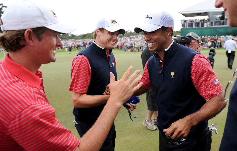 MATCHVINNER: Tiger Woods gratuleres av lagkameratene Webb Simpson (t.v.) og Nick Watney  etter � ha sikret USA det avgj�rende poenget i Presidents Cup.Foto: SCANPIX / AFP PHOTO / WILLIAM WEST