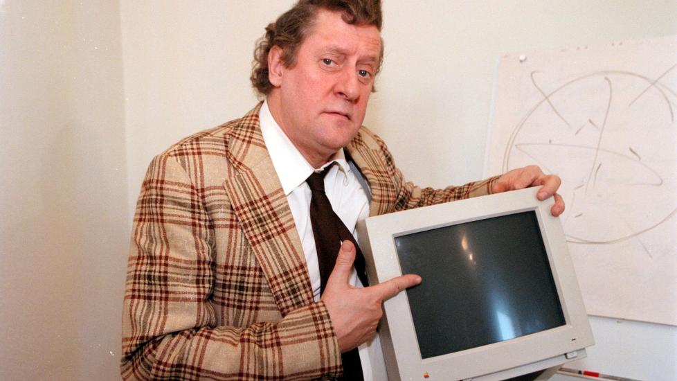 D�D:  Lars Brandeby var mest kjent som eksentrikeren �Kurt Olsson� med hockeysveis og storrutet jakke. Foto: Aftonbladet Bild / Scanpix