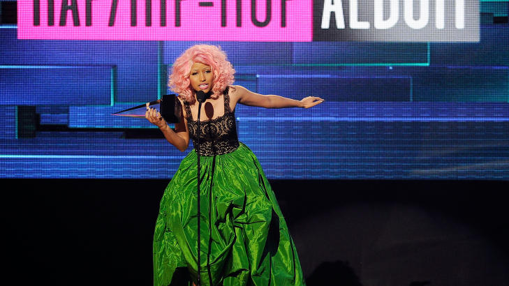 NICKI MINAJ: Mottok pris i kjole fra Oscar de la Renta. Foto: Getty Images/AP