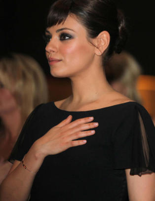 Mila Kunis p� milit�rball