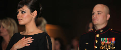 Mila Kunis p� milit�rball