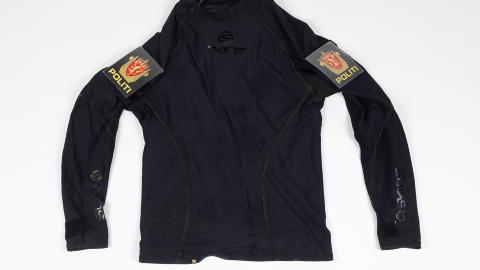 FALSK UNIFORM I: Politimerkene er forfalsket og if�lge Breivik selv skrevet ut i Praha under et bes�k der. Foto: Politiet