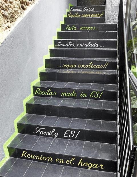 T�FF TRAPP: Med litt neonfarget maling og wallstickers kan du forvandle trappen din fra kjedelig til fargesterk. Foto: Mixr, Ideas to steal