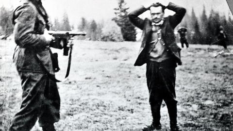 TATT TIL SLUTT: Rinnan og hans menn forsøkte å flykte til Sverige, men 14. mai ble de pågrepet like ved grensen. TATT TIL SLUTT: Rinnan og hans menn forsøkte å flykte til Sverige, men 14. mai ble de pågrepet like ved grensen.