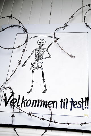 VELKOMST: Dette skiltet hang i kjelleren i huset der
Rinnan og hans menn festet, drepte og torturerte.
Foto: Lars Myhren Holand VELKOMST: Dette skiltet hang i kjelleren i huset der
Rinnan og hans menn festet, drepte og torturerte.
Foto: Lars Myhren Holand