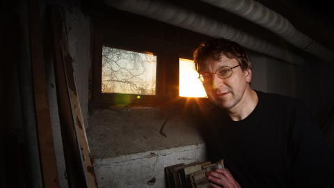 SKREKKENS KJELLER: I dag bor Eilif Hugo Hansen i huset Rinnan-banden holdt til i. I kjelleren hans ble de mest brutale henrettelsene i bandens historie utført. Foto: Lars Myhren Holand SKREKKENS KJELLER: I dag bor Eilif Hugo Hansen i huset Rinnan-banden holdt til i. I kjelleren hans ble de mest brutale henrettelsene i bandens historie utført. Foto: Lars Myhren Holand