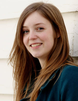 Boka hennes er spennende nok til � lese i en jafs