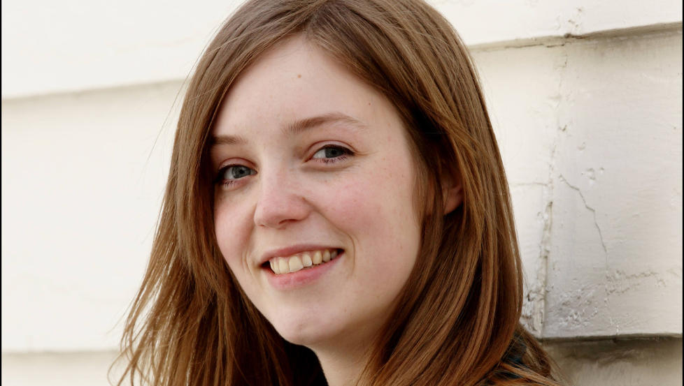 DEBUTANT: Sunniva Relling Berg er 23 �r og kommer fra �lesund. Med debutboka �Utfor� er hun nominert til Brageprisen. Foto: SAMLAGET