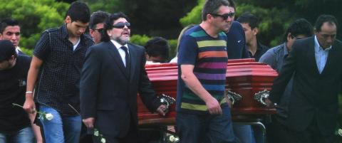 Maradona bar morens kiste til graven i dag