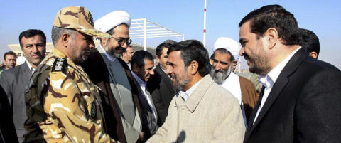 Bryter seg inn i britisk ambassade i Teheran