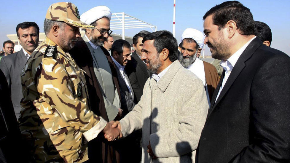 HARDHAUS: Iranis President Mahmoud Ahmadinejad er sterkt antivestlig. Det er utenkelig at demonstrasjonen p� britisk ambassadeomr�de i Teheran ikke er godkjent av myndighetene. (AP Photo/Presidency Office, Ebrahim Seyyedi)