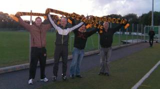 SUPPORTERE: Flere trofaste supportere st�tter Haugaland FK. Foto: Privat.