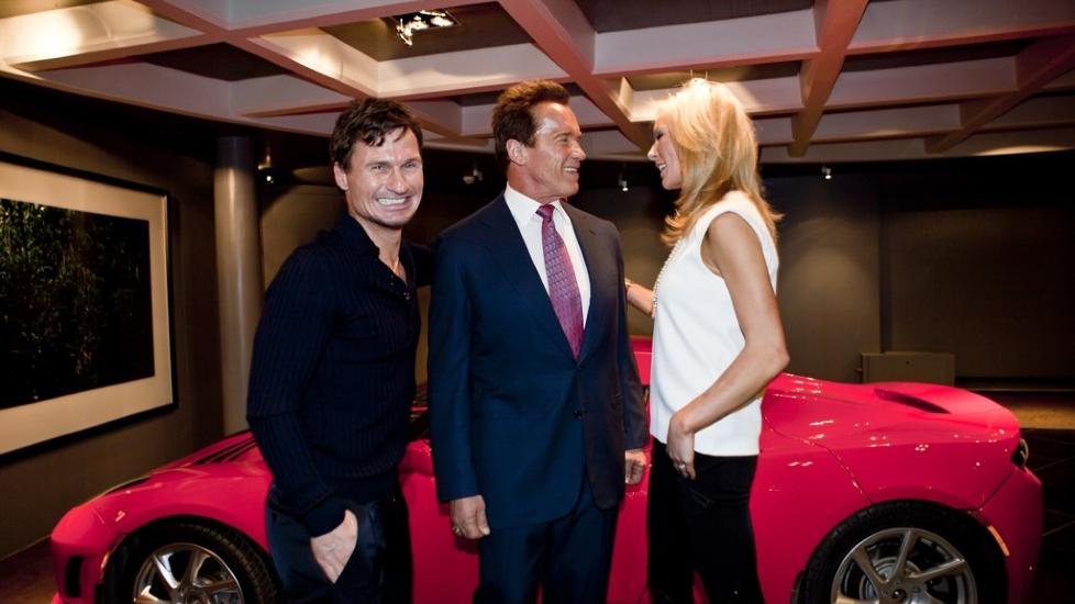 PARTYPARTY: Her fester Arnold Schwarzenegger med hotellkonge Petter Stordalen og kona Gunnhild. Her st�r de foran en r�d Tesla, en elektrisk sportsbil. Foto: Privat