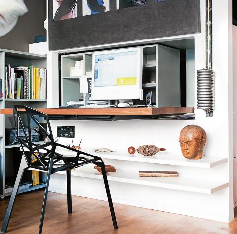 GJEMMEKONTOR: Dette er et hjemmekontor p� dagtid. Men n�r arbeidsdagen er over, kan eieren skyve vekk b�de arbeidspult og hyller i en h�ndvending. Foto: Patrick Miller/House of Pictures