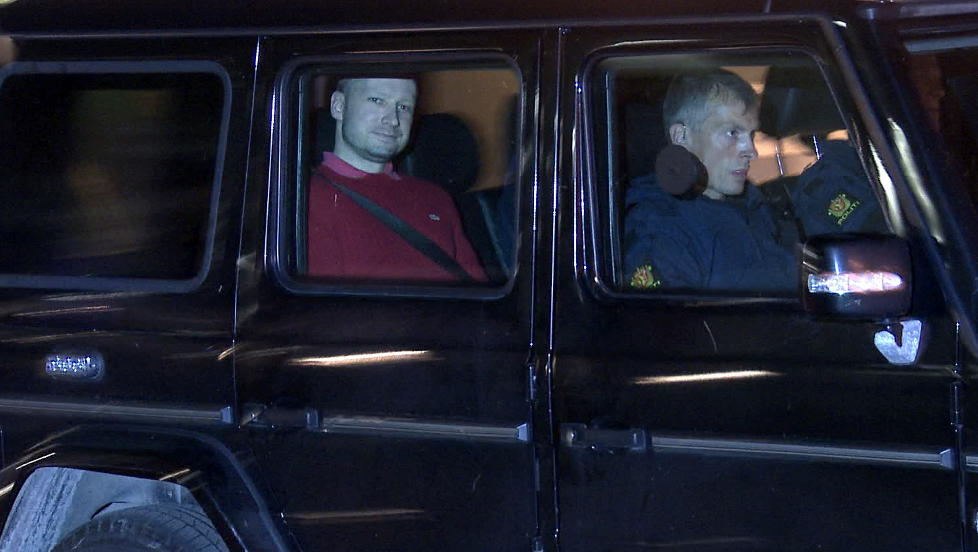 OMSTRIDT LYDLOGG: TV2 forsvarer avspillingen av telefonsamtalen Anders Behring Breivik hadde med Nordre Buskerud politidistrikt 22. juli. Her fraktes Breivik fra Oslo tinghus etter et fengslingsm�te. Foto: �istein Norum Monsen / DAGBLADET