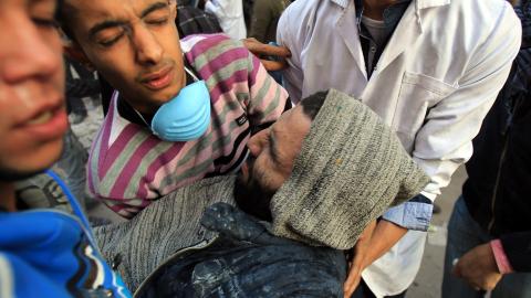 FLERE D�DE: De siste demonstrasjonene i Egypt skal ha kostet over 35 mennesker livet. Her blir en s�ret demonstrant fraktet vekk fra demonstrasjonene i dag.  Foto: EPA/KHALED ELFIQI