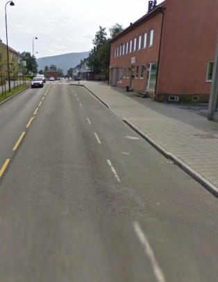 Gutt (11) fors�kt dratt inn i bil av to menn