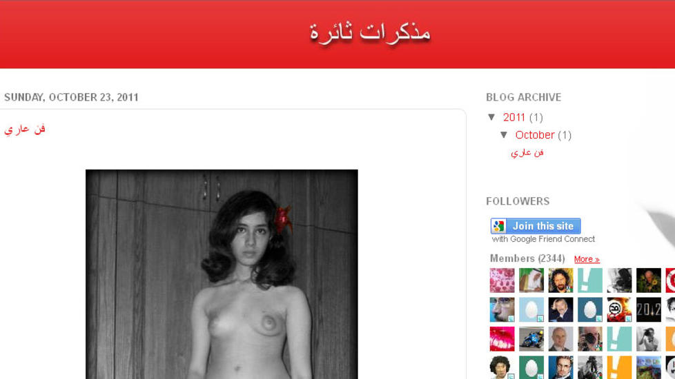 SNAKKER UT: Aliaa Magda el-Mahdy har f�tt mange trusler etter at hun publiserte et bilde av seg selv kun if�rt str�mper, men vil fortsette � kjempe for kvinnerettigheter i Egypt fram til siste slutt. Foto: Faksimile fra bloggen