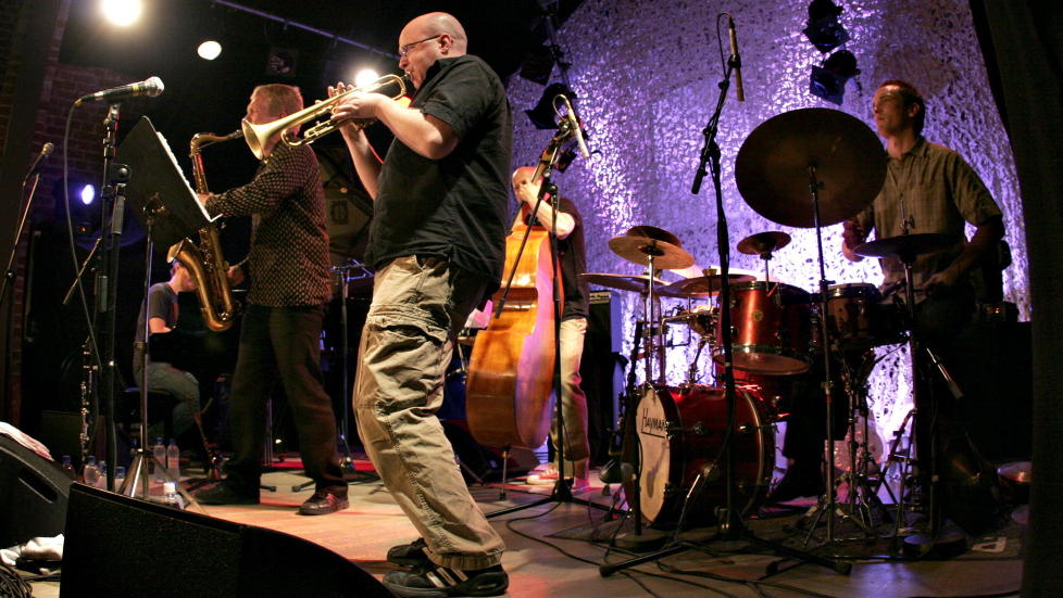 KRUTTSTERKT: Atomic er stadig et kruttsterkt norsk-svensk samarbeid. Her p� Kongsberg Jazzfestival, f.v. H�vard Wiik, Fredrik Ljungkvist, Magnus Broo,
Ingebrigt H�ker Flaten og Paal Nilssen-Love. FOTO: BJ�RN-OWE HOLMBERG/DAGBLADET