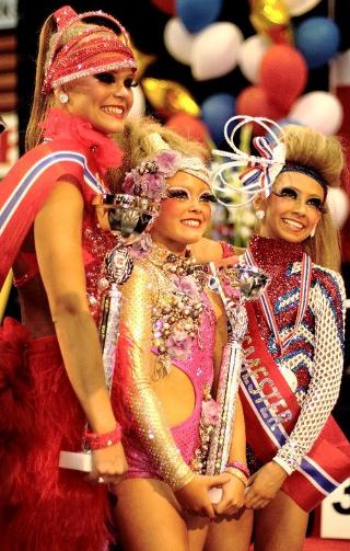 DANSERE: Madeleine Enersen Heller�d, Tuva K �kv�g og Pernille Brenni Brovold. Foto: Privat.
