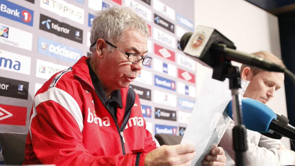 NYE MULIGHETER: Landslagssjef Egil Drillo Olsen tok ut 14 potensielle debutanter i troppen som skal til Thailand p� ny�ret. Samtidig svarte han kritikerne som slaktet innsatsen mot Wales. Foto: Bj�rn Langsem  /Dagbladet .