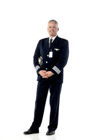 FLYEKSPERT: Knut Berger er flykaptein i flyselskapet SAS. Har jobbet som pilot siden 1986, og v�rt i SAS i ni �r. Berger kan svare p� sp�rsm�l om alt som har med flyreisen � gj�re: Fra spesifikke flytekniske sp�rsm�l, til r�d og tips til dem som er redde eller bekymret for � fly. Foto: HANS ARNE VEDLOG