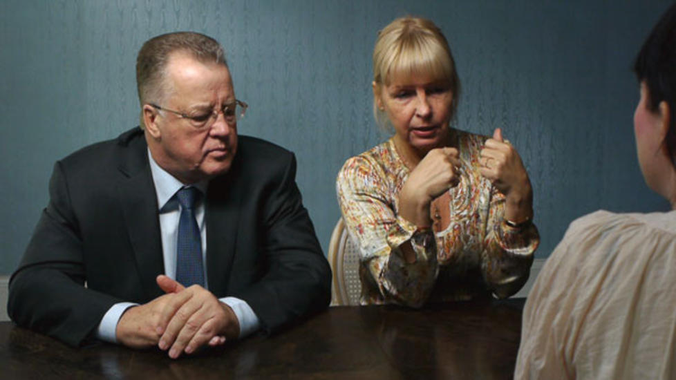 TOLKEN HAR MAKT: Latvias tidligere president Guntis Ulmanis og tolken hans. Bildet er besk�ret. Foto: Fra Saskia Holmkvists �I oversettelsen�, Henie Onstad Kunstsenter