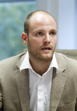 OPTIMIST: Marcus Rolandsen, styreleder i Stiftelsen Martines minnefond for rettferdighet, registrerer utviklingen i Jemen. Foto: Gorm Kallestad / Scanpix .
