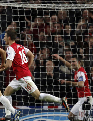 Arsenal-gutta løp til Song da van Persie scoret