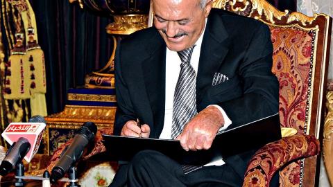 G�R AV: Her signerer Ali Abdullah Saleh avtalen som betyr at han gir fra seg makta. Foto: EPA/Scanpix