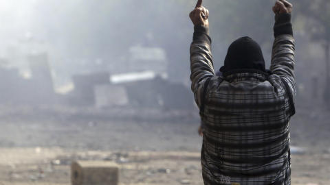 VISER F�LELSER: En demonstrant viser hva han f�ler for oppr�rspolitiet. Foto: SCANPIX/REUTERS/AMR ABDALLAH DALSH