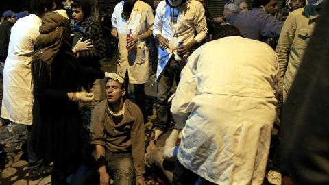 BEHANDLER: Her blir en mann behandlet etter � ha blitt utsatt for t�regass. Egyptiske myndigheter melder om 3 250 skadde i demonstrasjonene som har p�g�tt siden l�rdag. Foto: SCANPIX/EPA/AMEL PAIN