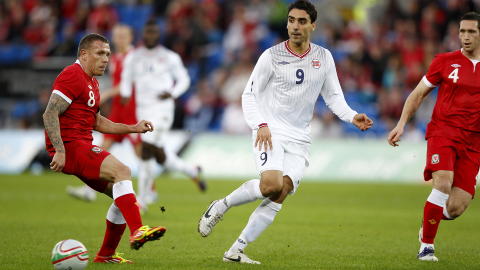 TAP: Norge tapte mot Wales. Her er Craig Bellamy (f.v.), Mohammed Abdellaoue og Andrew Crofts i aksjon p� Cardiff City Stadium. 
Foto: Erlend Aas / Scanpix