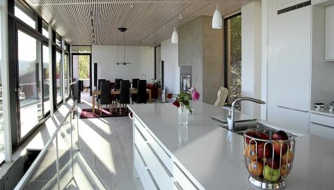 LYST MILJ�: Interi�rer er gjennomf�rt lett og  lyst, og med brede, laserte Dinesen  treplanker p� gulvet.  FOTO:  Morfeus Arkitekter Peter Przybille