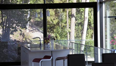 KORT TIL SKOGS: Innefra boligen er det utmerket kontakt med den gr�nnne skr�ningen som huset ligger i.  FOTO: Morfeus Arkitekter Peter Przybille