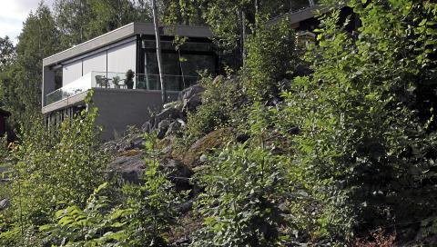 LETT SYNLIGE KVALITETER: Murvillaen titter opp over vegetasjonen og stuen har topp utsikt - uten dominere i omr�det.  FOTO: Morfeus Arkitekter Peter Przybille