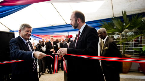 NY AMBASSADE: Denne uka �pnet Norge en ny ambassade - og det skjedde i Ghanas hovedstad Accra. Norge vil styrke sitt forhold til den gryende oljenasjonen. Her med ambassad�r Tom Tyrihjell, Trond Giske og Ghanas viseutenriksminister Chris Kpodo.  Foto: H�kon Eikesdal
