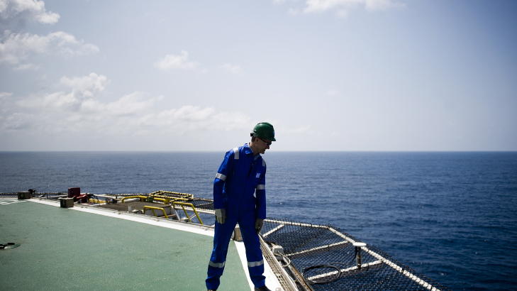 MILJ�MOTSIGELSE? Erik Solheim som milj�ministere kjemper for mindre CO2-utslipp for at den globale oppvarmningen skal stanse, men som utviklingsminister st�tter han oppom Ghanas utvikling av oljefelt utenfor landets kyst. Han er kjenner at det er problematisk: - Men om Norge skulle be Ghana om � ikke bruke oljen sin, s� er sikker p� at de hadde blitt brukt uansett. Vi m� f� det beste ut av det. Foto: H�kon Eikesdal