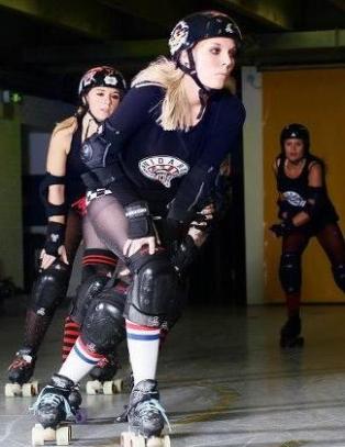 Disse popul�re rullesk�yte-jentene trenger din hjelp