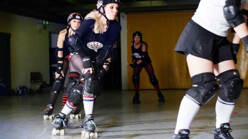 POPUL�RE JENTER: Jentene i Nidaros Roller Derbyklubb har sanket flere stemmer enn flere lag i Tippeligaen. De kjemper i toppen i klassen for spesialidrettslag under 100 medlemmer. Foto: Elisabeth Anker Jakobsen