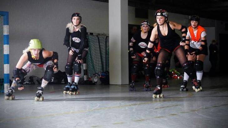 KJEMPER I TOPPEN: Nidaros Roller Derbyklubb fra Trondheim kjemper i toppen i Klubben i mitt hjerte. Jentene trenger hjelp for � g� forbi Wam-Kam i innspurten. Du kan stemme til klokka 12 i dag. Foto: Elisabeth Anker Jakobsen