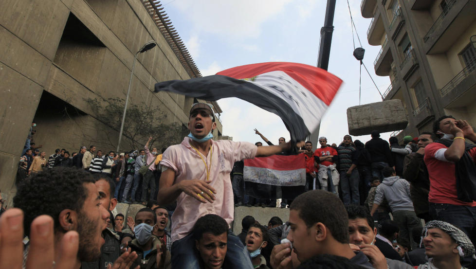 Volden sprer seg: Demonstranter utenfor innenriksdepartementet i Kairo i g�r. �Mens demonstrantene fyller Tahrirplassen og volden atter sprer seg gjennom Kairo, er milit�rstyrets legitimitet i ferd med � bli enda mindre�, skriver kronikkforfatteren. Foto: Esam Al-Fetori/Reuters/Scanpix